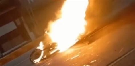 Para Despedir A Un Amigo Muerto Incendiaron Una Moto En El Medio De La