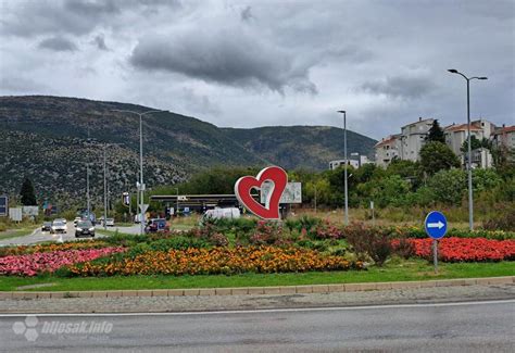 Najsla I Pozdrav U Mostaru Srce Na Cesti Koje Grije Putnike Bljesak