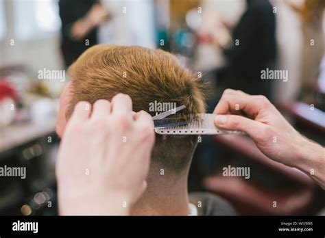 Barber Hacer Cortes De Pelo Hombre Barbado En El Barbershop Estilista