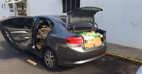 G1 Polícia apreende carro lotado de tabletes de maconha e haxixe