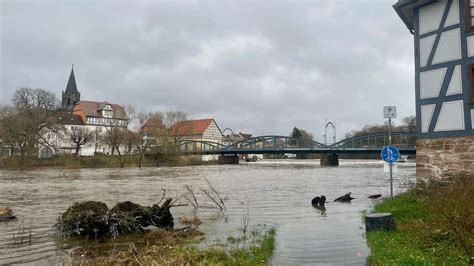 Wiesen Entlang Des Flusses Sind Bereits Berschwemmt Pegelst Nde