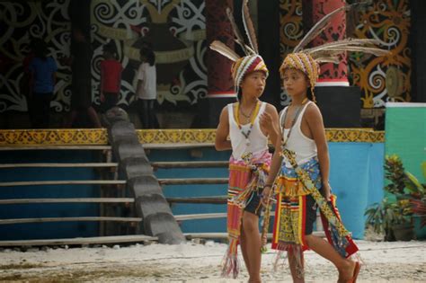 DAYAK EMBALOH Strata Sosial Sistem Pertahanannya Budaya Indonesia