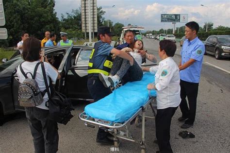 滬昆高速曲勝段半掛車與小車相撞 3人受傷 每日頭條