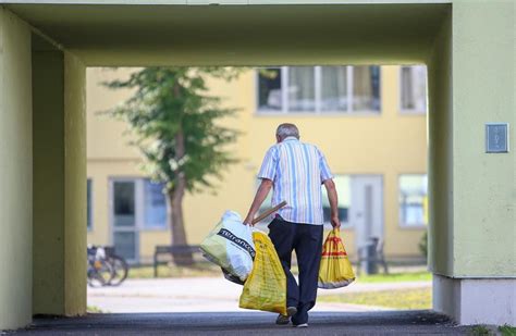 Dio građana kojima su domovi stradali u potresu danas se iz doma na