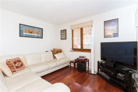 3 Bedroom Flat for Sale in Fulham: Dawes Road, SW6 - £999,950