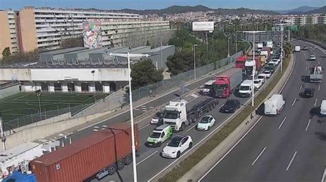 Dos Accidentes Complican La Circulaci N En Barcelona