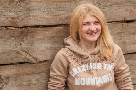 Portrait De Chandail De Port De Fille Blonde Aux Yeux Verts Photo Stock Image Du Rire Saison