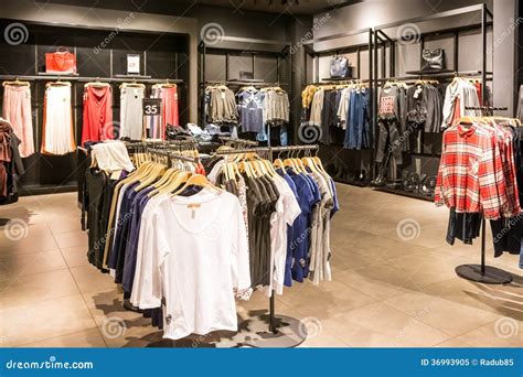 Ropa De La Moda En Los Estantes En Tienda De La Ropa De La Belleza