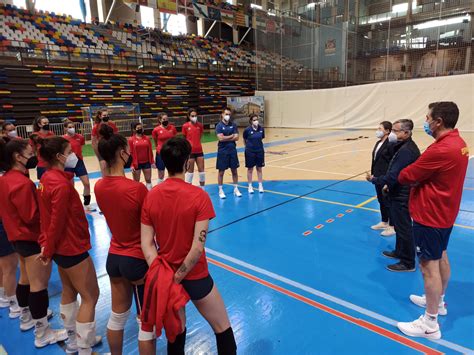 RFEVB Representantes del CSD visitan a las Leonas del Vóley en