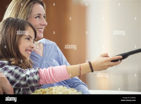 Dessin Enfant Qui Regarde La T L Banque De Photographies Et Dimages