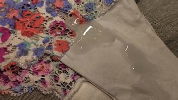 Me corrí sobre el boxer de flores de mi mejor amiga mientras ella estaba de viaje XVIDEOS
