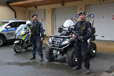 Foto Policie R Otev Ela Dve E Ve Ejnosti Spektrum Ro Novska