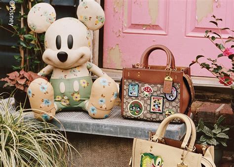 新作 “disney X Coach ディズニー創立100周年限定コレクション” 発売 Gianna