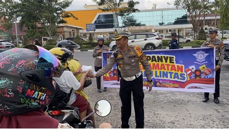 Satlantas Polresta Pekanbaru Bagi Takjil Gratis Ke Pengendara