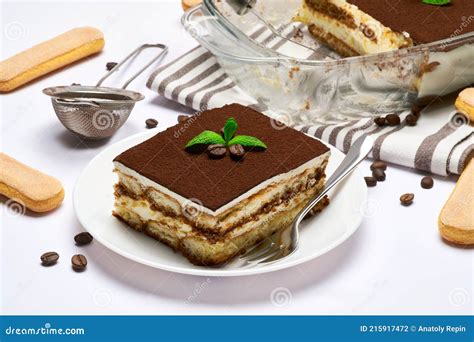 Sobremesa Tiramisu Tradicional Italiana Em Prato De Vidro Por O Em