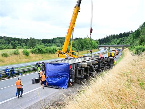 Lastwagen kippt auf Autobahn um Zahlreiche Masthähnchen tot