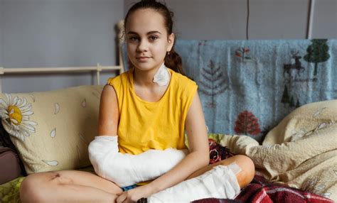 12-річна чернігівка вижила після удару по драмтеатру, нині у лікарні