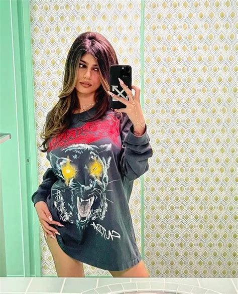 Ex Pornhub Star Mia Khalifa Wows Fans With Bathroom Selfies Wearing