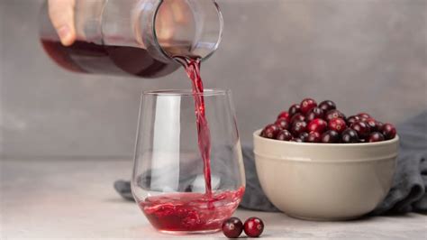 Why Cranberry Juice Is A Great Non-Alcoholic Drink Pairing For Steak