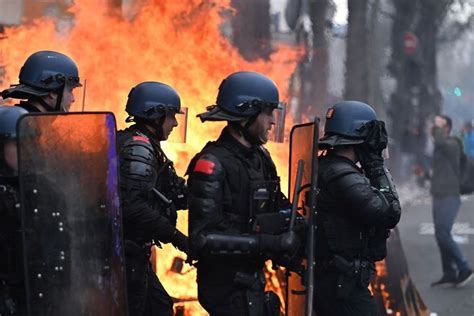 Bus incendiés tirs de projectiles sur les forces de l ordre Des