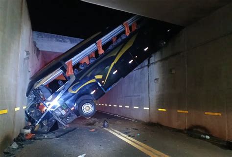 Queda De Nibus Em Viaduto Deixa Pelo Menos Feridos Em Campinas