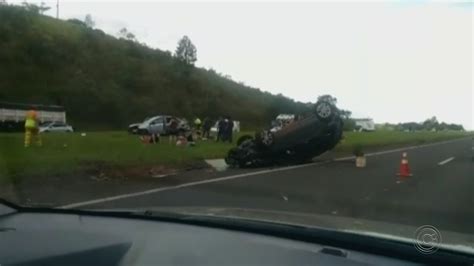 Seis Pessoas Ficam Feridas Ap S Carros Baterem E Um Deles Capotar Em