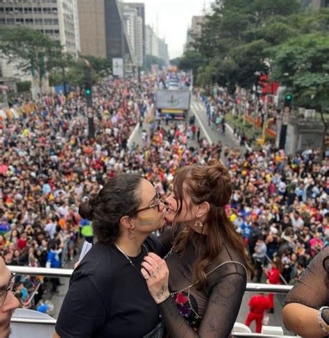 Marcela Mc Gowan Celebra Romance Na Parada Lgbtqia Celebridades O Dia