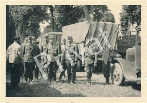 FOTO WK 2 Soldaten Wehrmacht Uniform Orden Gespräch La Ferté France