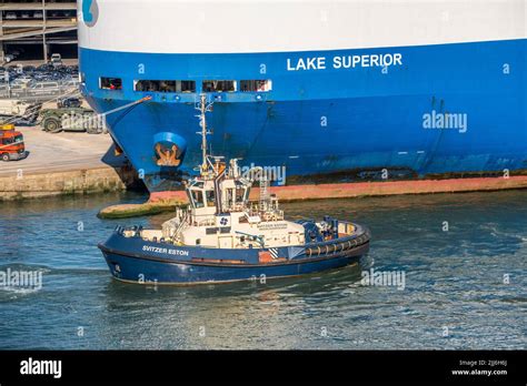 Svitzer Eston Tug Boat Operating In Southampton Docks Stock Photo Alamy