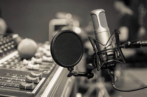 The Different Types of Microphones Explained - Recording Studio 101