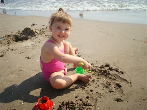 Juguetes Para Todos Jugando En La Playa Con La Arena Y El Agua