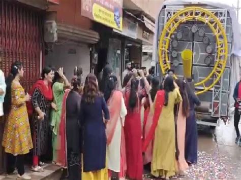 Burhanpur Dulhan Bride Entry Dance Video Goes Viral डीजे पर अपनी ही