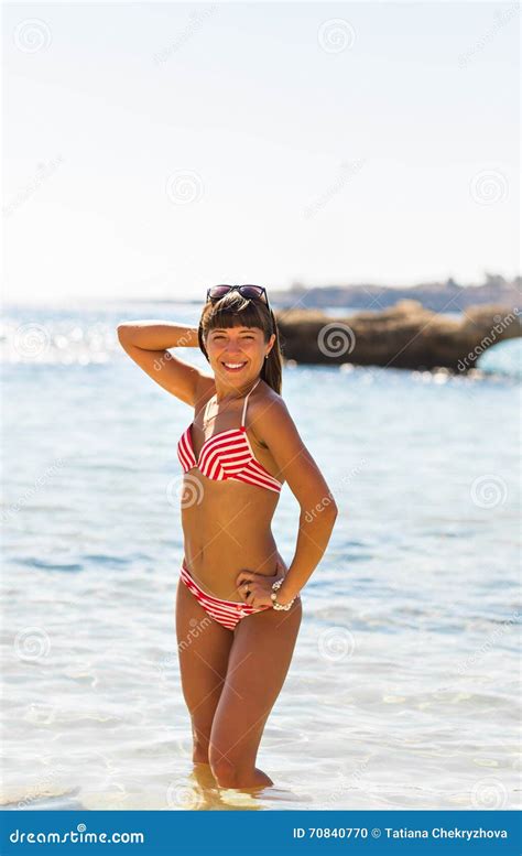 Jeune Belle Fille Dans Le Bikini De Maillot De Bain Posant Sur La Plage Mannequin Chiffre De