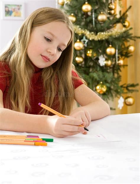 Mooi Jong Blonde Meisje In Rode Sweater Stock Afbeelding Image Of December Decoratie