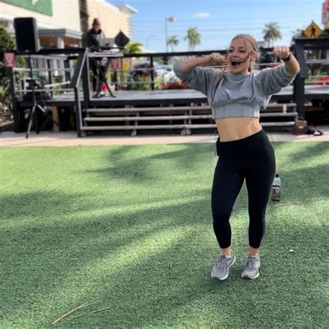 Teen Mom Mackenzie Mckee Shows Off Her Tiny Waist And Impressive Abs In Tight Leggings And Crop