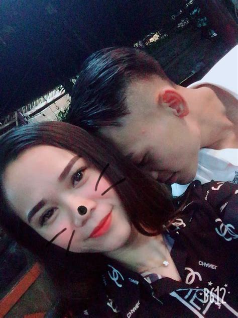 Clip hot Tik Tok Chàng trai quỳ gối trao nhẫn cho người yêu trên sân bóng vì cô nàng cứ giận