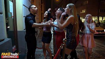 LADIES CLUB asiática se traga el semen de una stripper en un baño público XVIDEOS