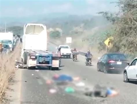 Tráiler arrolla motocicleta en carretera Manzanillo a Jalipa hay 2