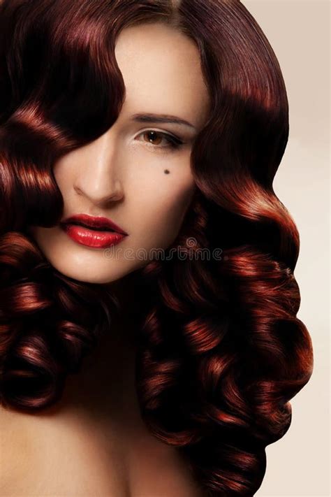 Schönes Brunette Mädchen Gesundes Langes Haar Purpurrote Blumen Stockfoto Bild von rosa