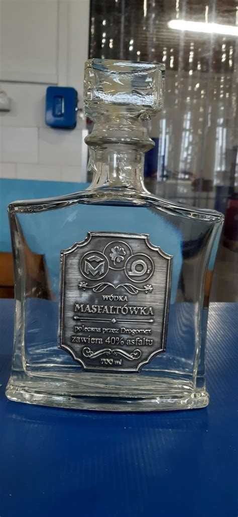 Alkohol z etykietą - projekty, naklejanie. Opakowania ze znakowaniem ...