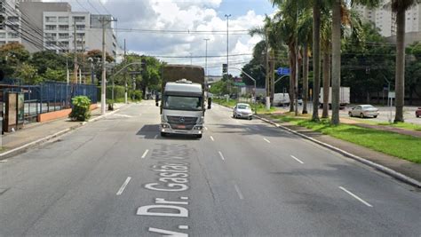 Automóvel colide muro na Avenida Doutor Gastão Vidigal