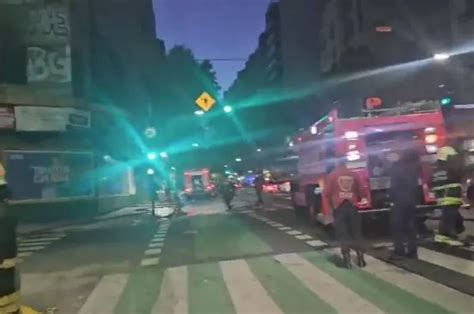 Temor Por El Incendio En Un Edificio En La Parte Inferior Hay Una Estación De Servicio Las