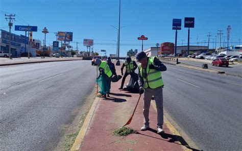 Trabaja Gobierno Municipal en la limpieza del periférico de la Juventud