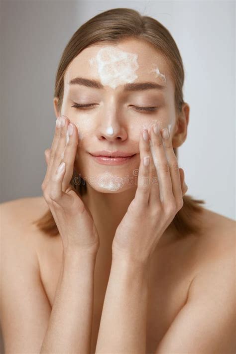 Cuidados Da Pele Mulher Aplicando Creme Facial No Rosto De Beleza