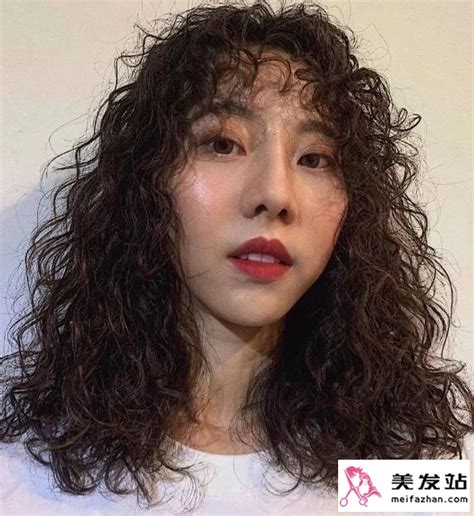 减龄羊毛卷发型图片 烫个头复古摩登又洋气女士卷发 美发站