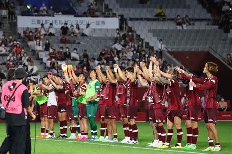 ＜神戸・fc東京＞ 試合に勝利し、サポーターと喜びを分かち合う神戸イレブン （撮影・後藤 大輝） ― スポニチ Sponichi Annex サッカー