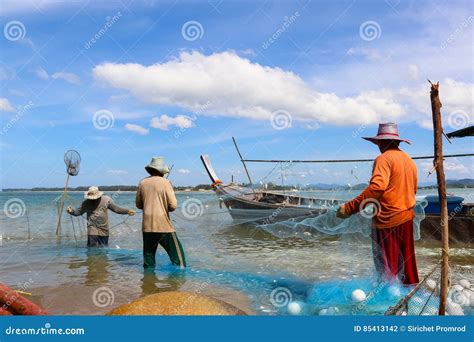 The Life Of A Fisherman Who Was Out Fishing Thailand Using Small Boats