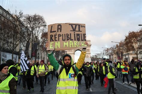 Gilet gialli imbrigliati a Parigi Linsurrezione può attendere il