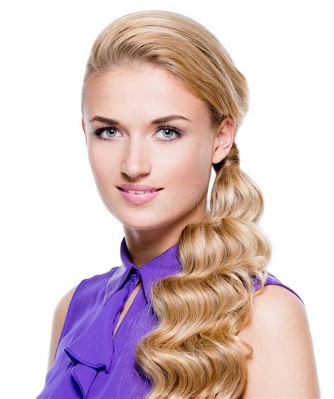 Belle Femme Blonde De Sourire Avec De Longs Cheveux Bouclés Photo stock Image du studio