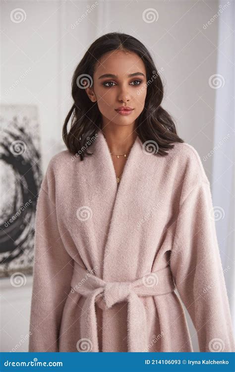 Fashion Style Model Pretty Woman Perfect Body Shape Dark Tanned Skin Brunette Hair Wear Stylish